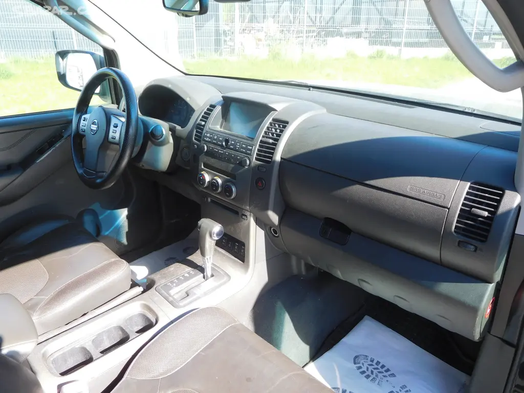 Nissan Navara 2.5 DCi 4WD Dakar, 126 kW, 4X4 - fotka 5