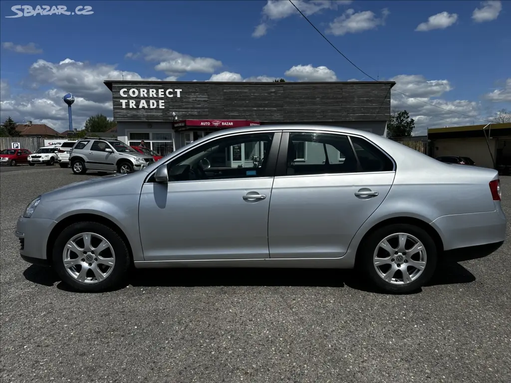 Volkswagen Jetta, 1,6 MPI-KLIMA-MÁLO KM - CEBIA - fotka 2