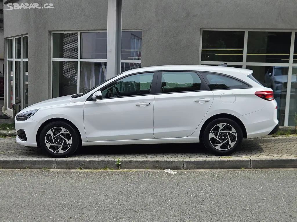 Hyundai i30, 1.5i Comfort, serv.kn., 1.maj. - fotka 2