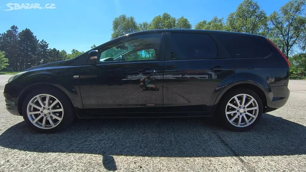 Ford Focus 1.8i 92 kW, r. v. 2010, 135 360 km - fotka 2