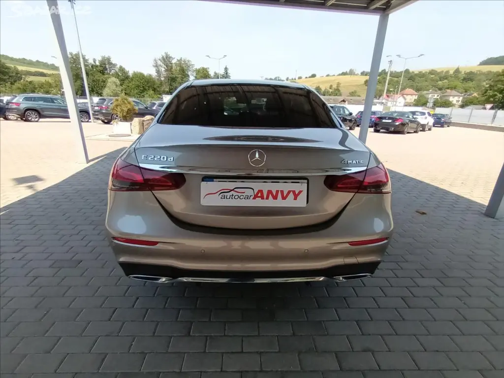 Mercedes-Benz Třídy E, 2,0 220d,AMG,4MATIC,PANO,9G - fotka 6