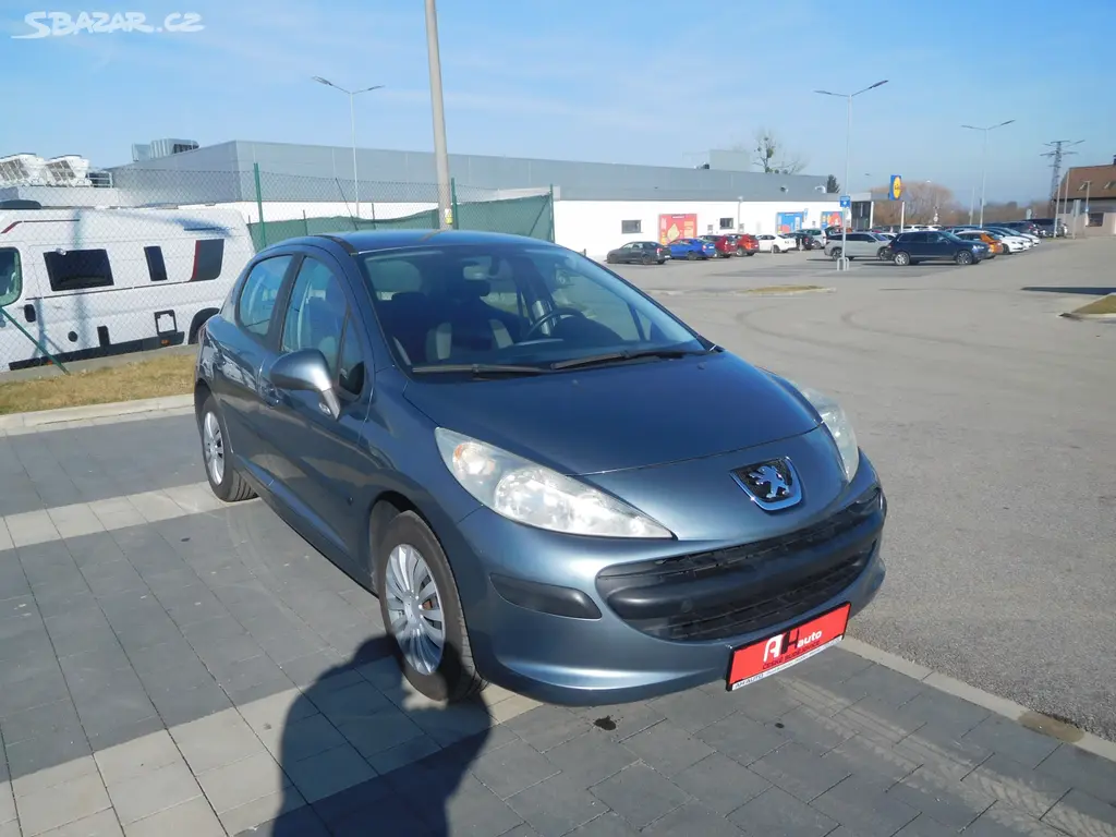 Peugeot 207 1.4i Urban, 54 kW, Klimatizace - fotka 2