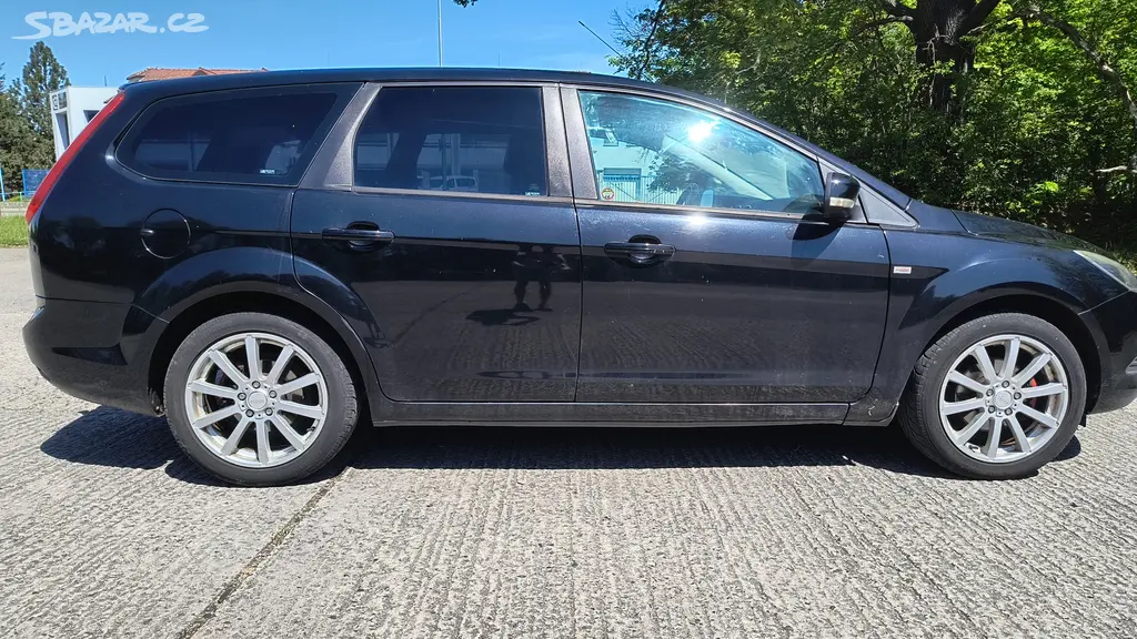 Ford Focus 1.8i 92 kW, r. v. 2010, 135 360 km - fotka 4