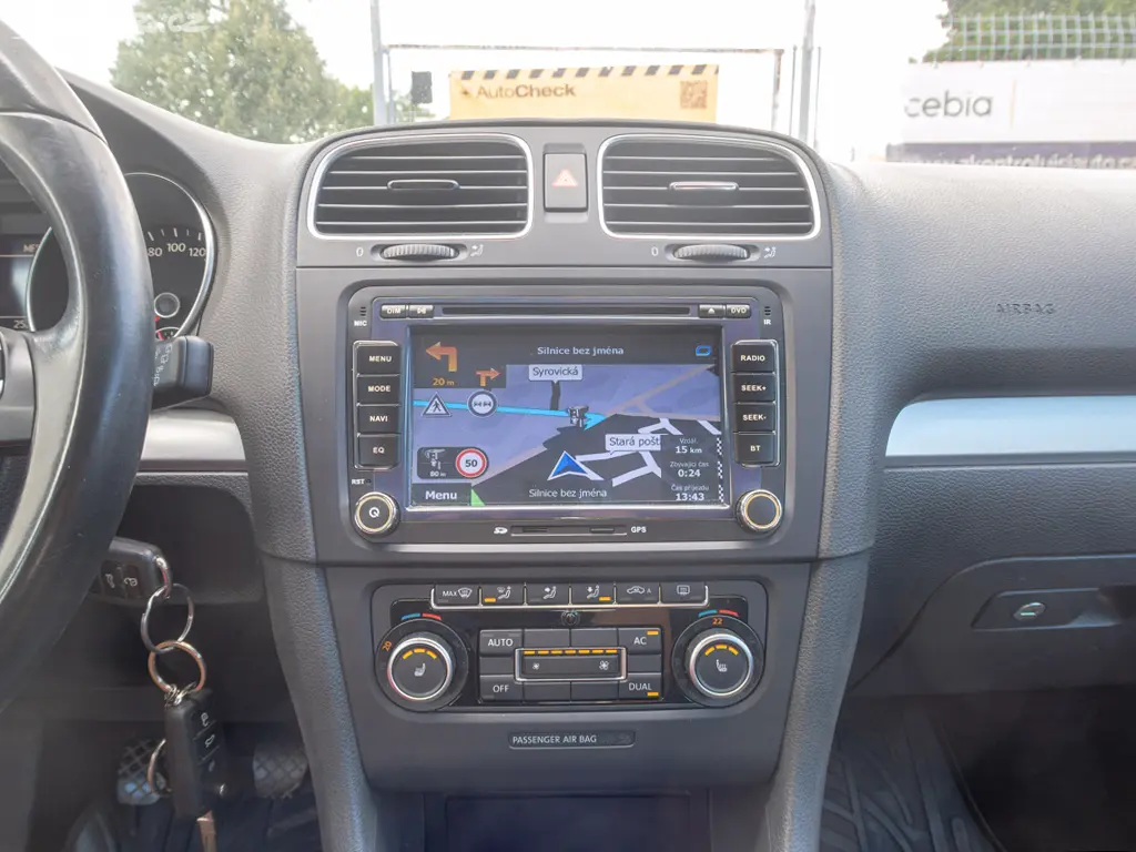 Volkswagen Golf 1.4TSI 90KW PO SERVISU - fotka 6