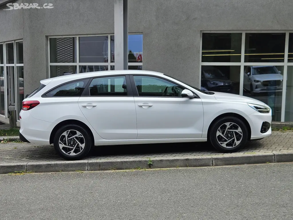 Hyundai i30, 1.5i Comfort, serv.kn., 1.maj. - fotka 6