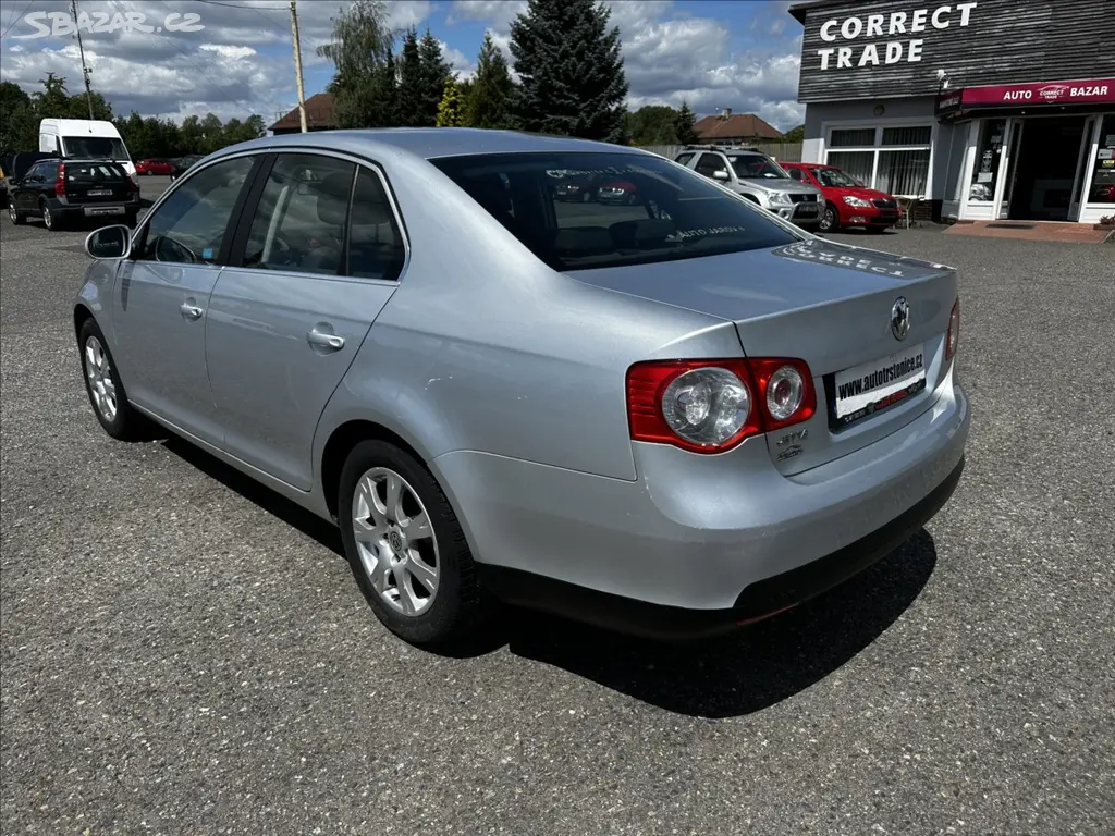Volkswagen Jetta, 1,6 MPI-KLIMA-MÁLO KM - CEBIA - fotka 3