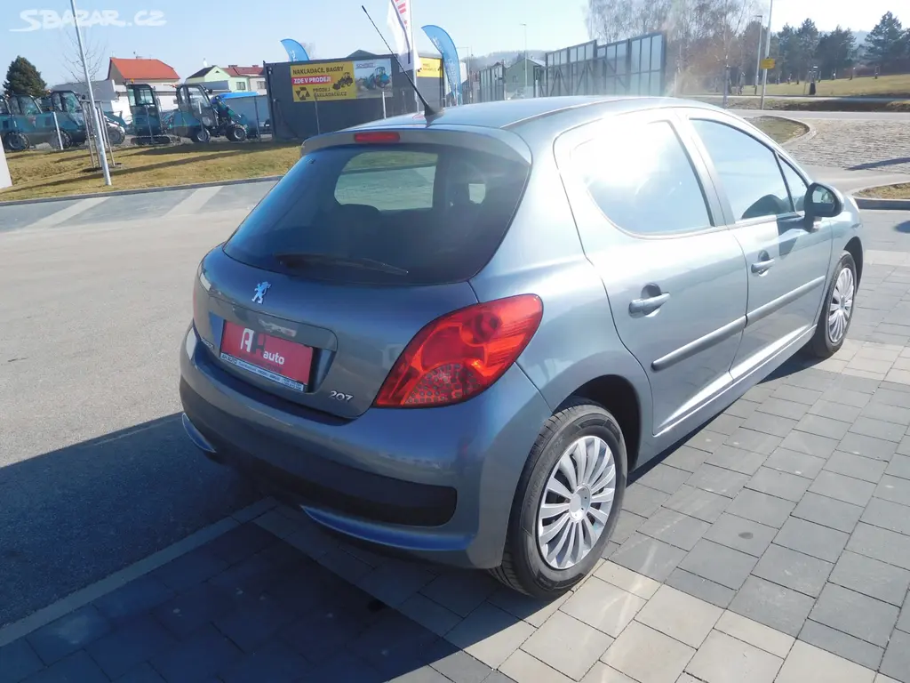 Peugeot 207 1.4i Urban, 54 kW, Klimatizace - fotka 3