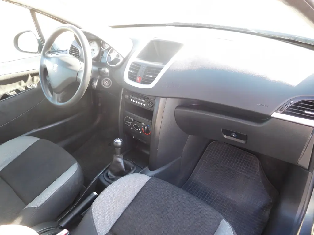 Peugeot 207 1.4i Urban, 54 kW, Klimatizace - fotka 5