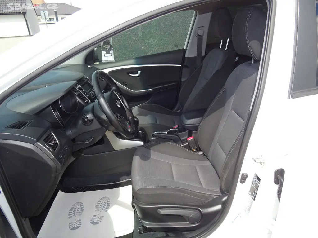 Hyundai i30 1,4CVVT Par.senzory, auto.klima, temp. - fotka 4