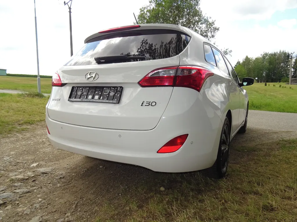 Hyundai i30 1,4CVVT Par.senzory, auto.klima, temp. - fotka 2
