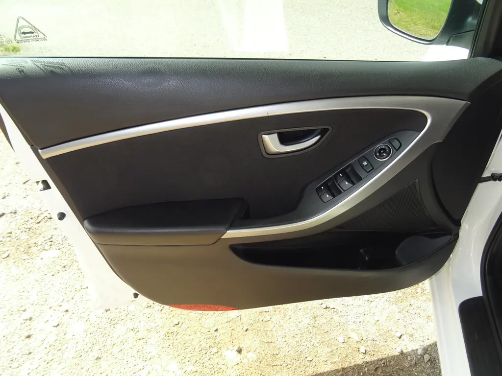 Hyundai i30 1,4CVVT Par.senzory, auto.klima, temp. - fotka 5