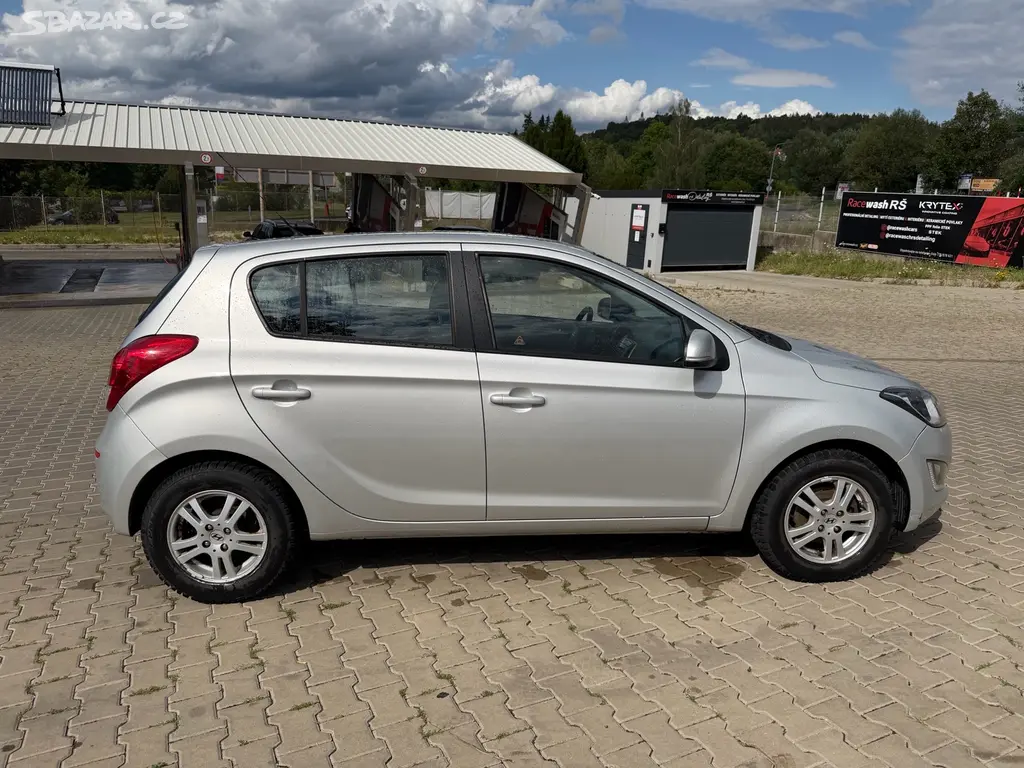 Prodám Hyundai i20 1.4i 74 kW Automat - fotka 2