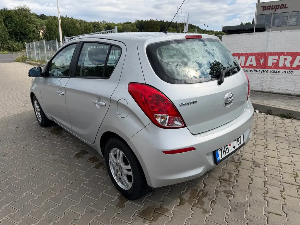 Prodám Hyundai i20 1.4i 74 kW Automat - fotka 5