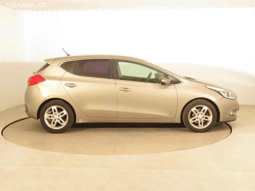 Kia Cee´d, 1.6 GDI, Serv.kniha, Klima - fotka 6