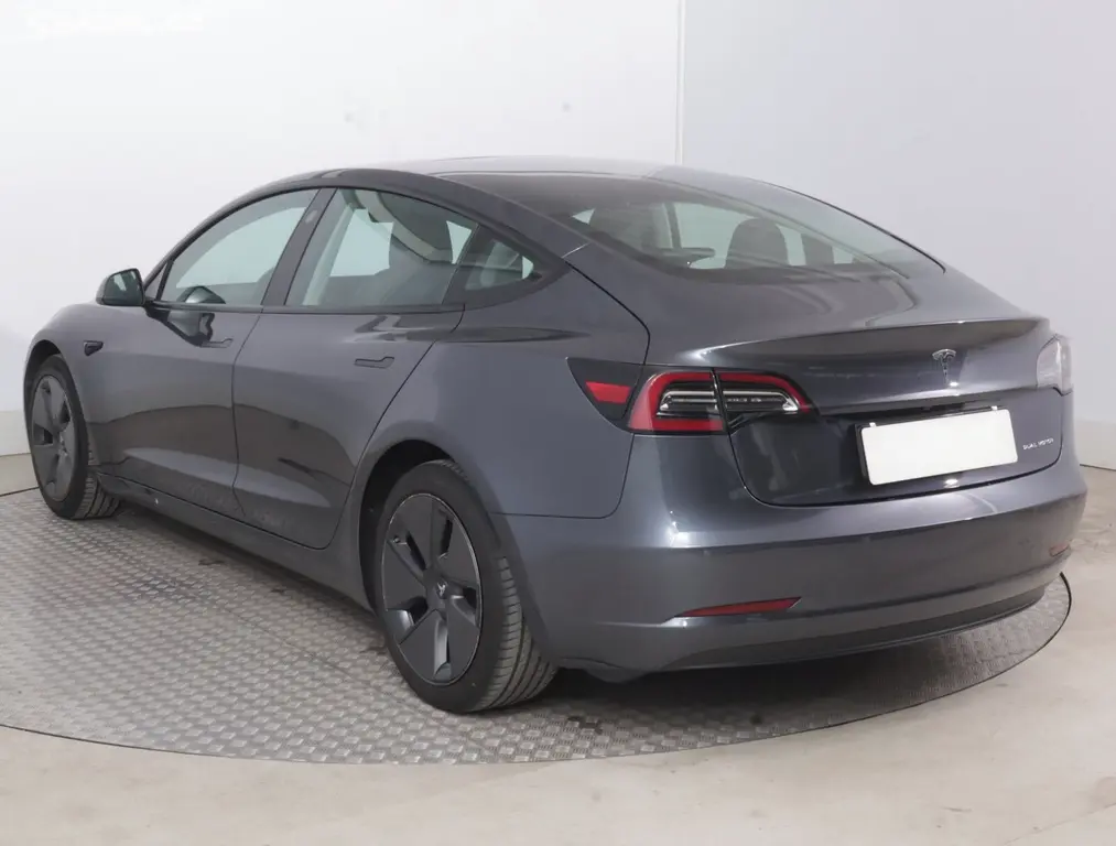 Tesla Model 3, Long Range 4WD 82kWh, SoH 82% - fotka 4