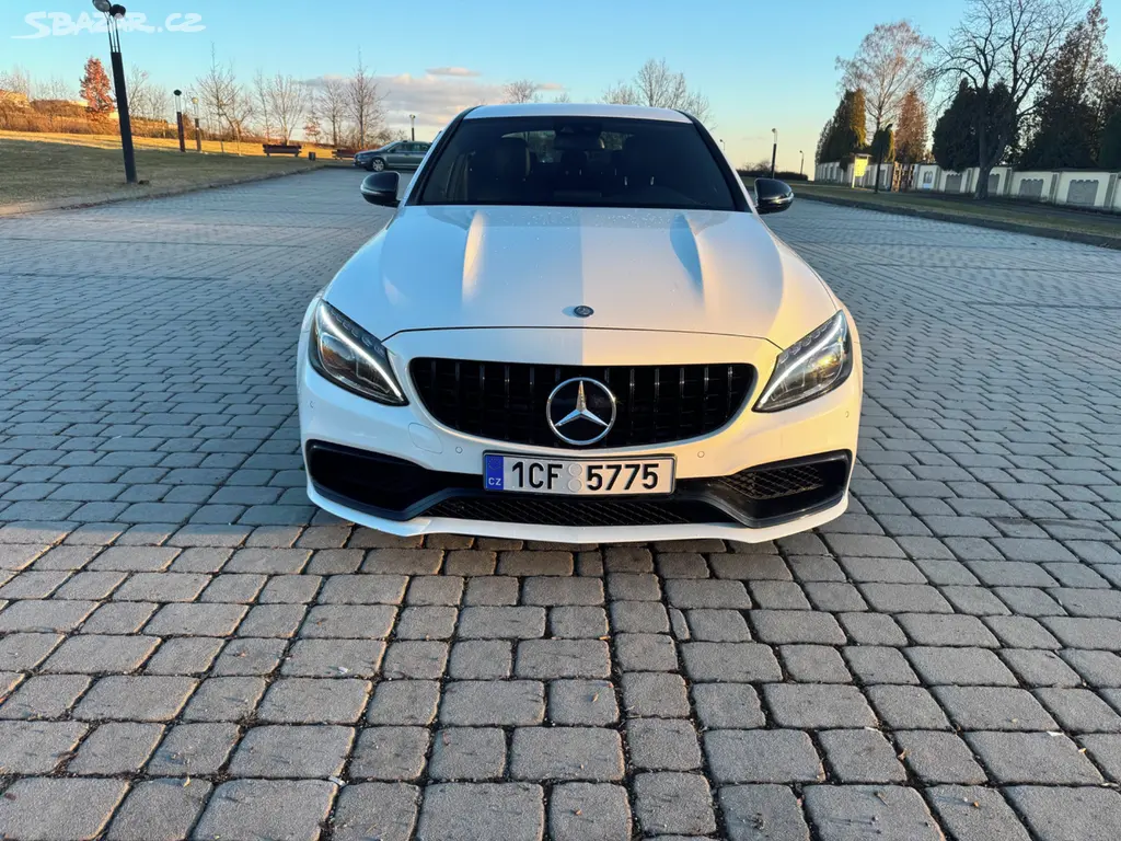 Mercedes-Benz C63 AMG W205 4.0 V8 biturbo - fotka 2