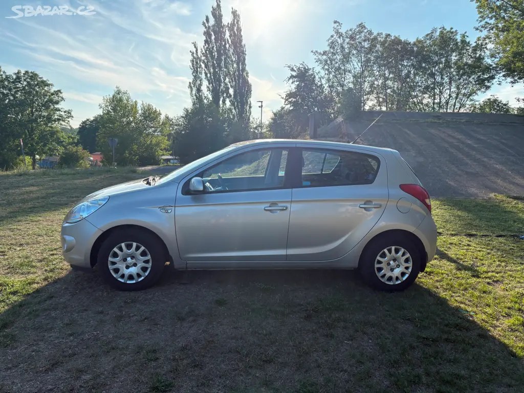 Prodám Hyundai i20 rv 2010 1.2 benzín 57kw - fotka 2