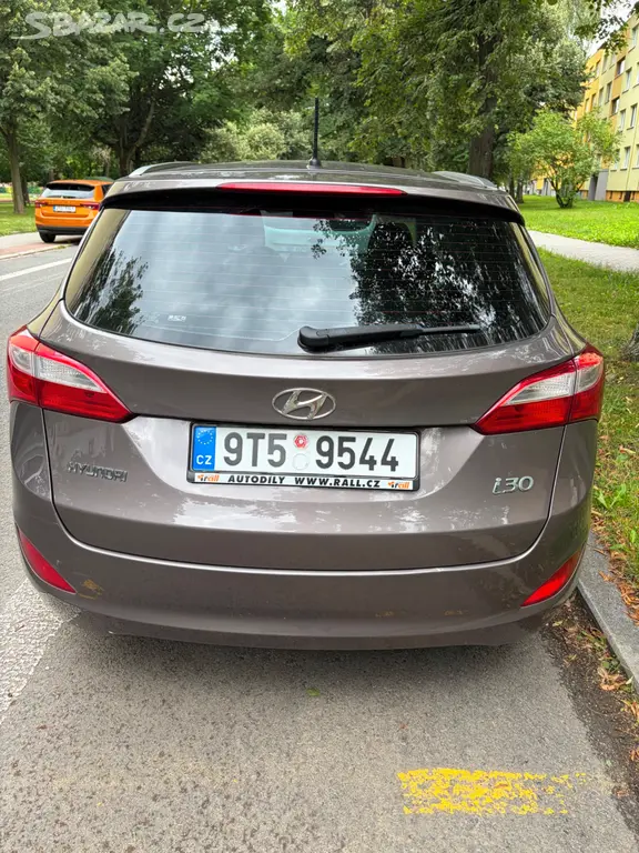 Hyundai i30 kombi 1.6 MPI 88 kW benzín - fotka 3
