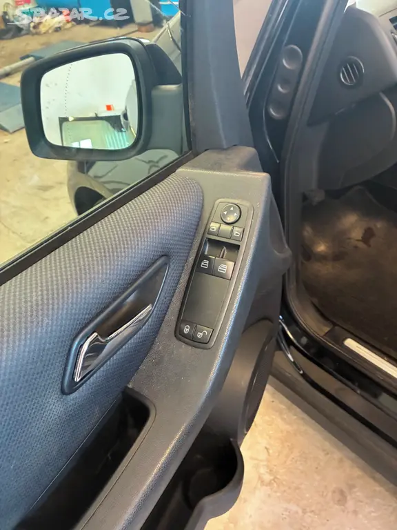 Mercedes A160 benzin 2012 - fotka 4