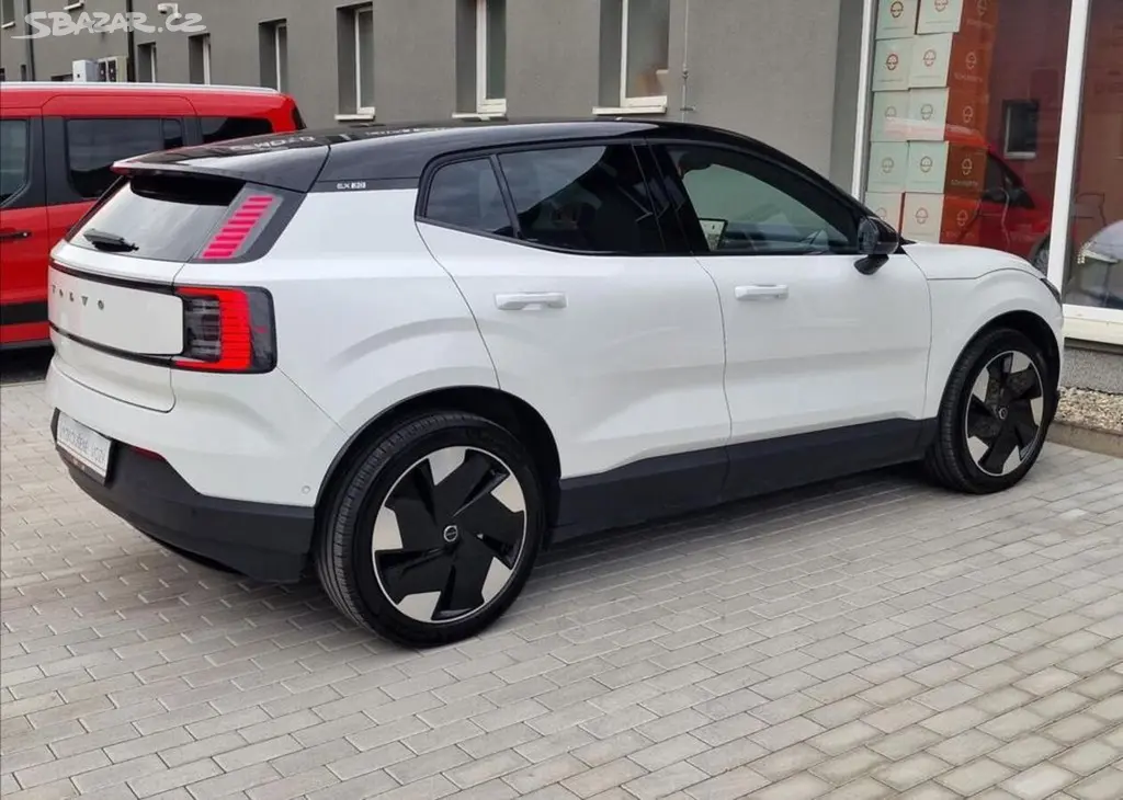 Volvo EX30, AWD Ultra Twin 315kW,ČR,1.Maj - fotka 4