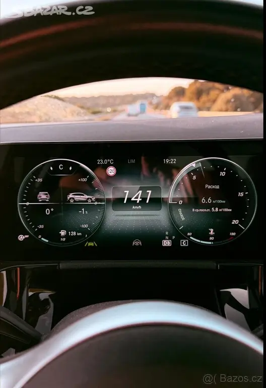 Mercedes-Benz GLA 2,0 200 d 4MATIC AMG Line - fotka 4