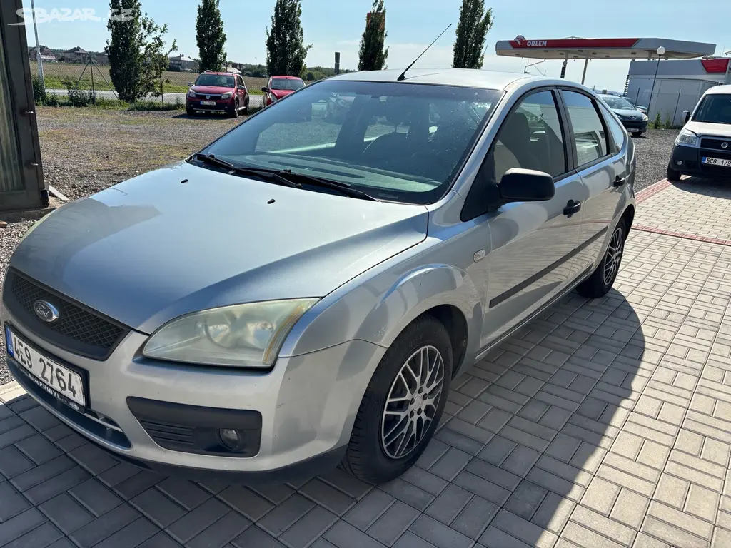 Ford Focus 1,4i- 59kw, klima - fotka 3