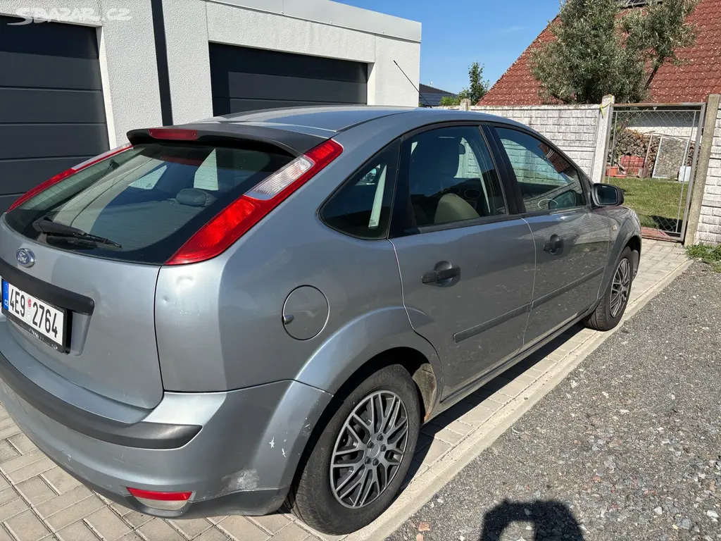 Ford Focus 1,4i- 59kw, klima - fotka 4