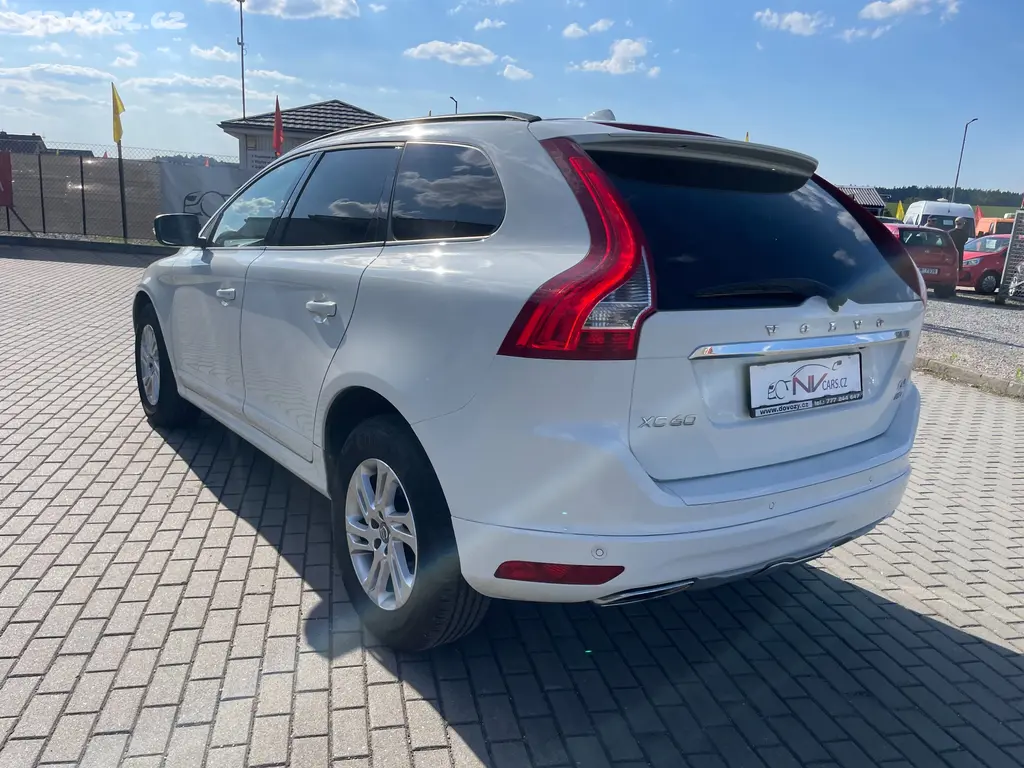 VOLVO XC60 2,4D4 140kw AWD Geartr. Tažné 12/2015 - fotka 3