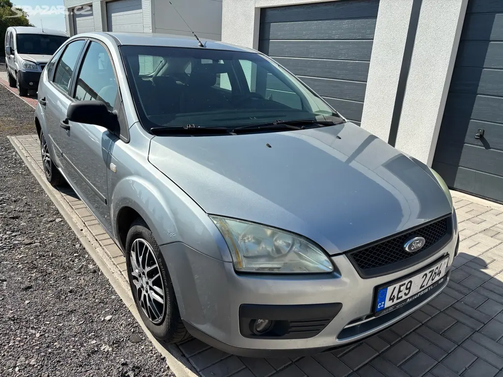 Ford Focus 1,4i- 59kw, klima - fotka 5
