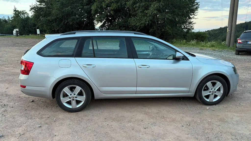ŠKODA OCTAVIA III COMBI 1.2 TSI 77 kW - fotka 4