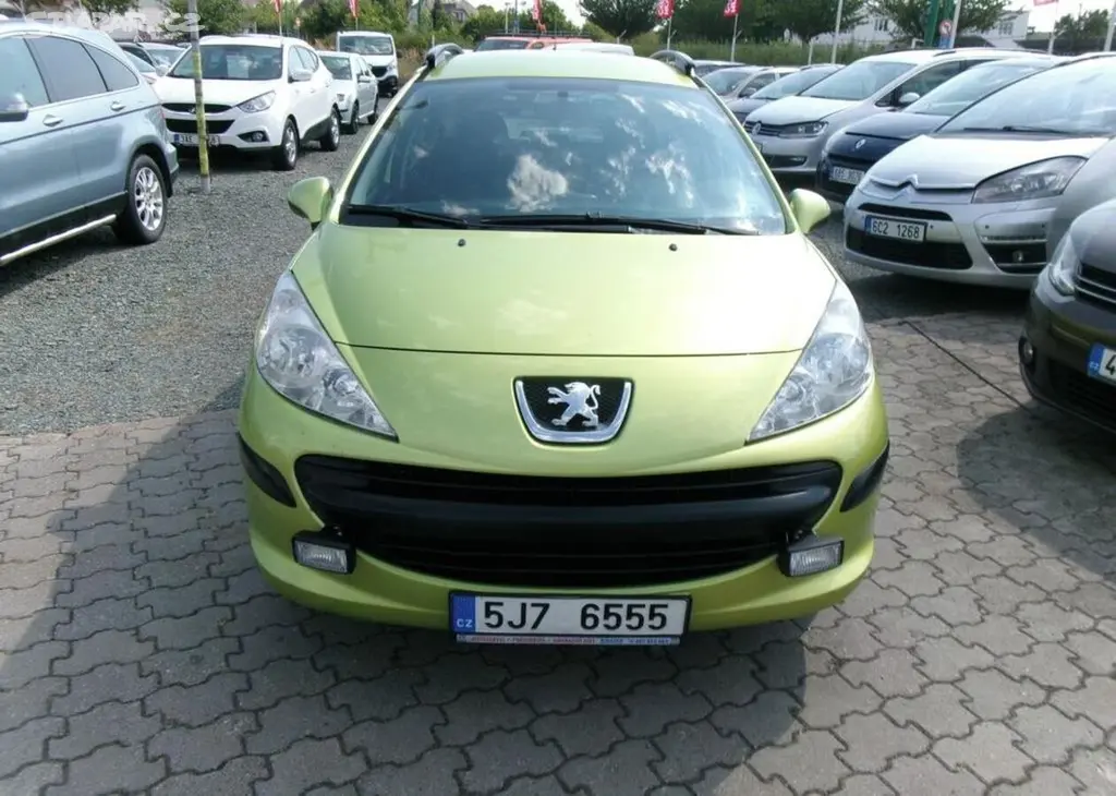 Peugeot 207 1.4i 54kw,CZ,klima benzín manuální - fotka 2