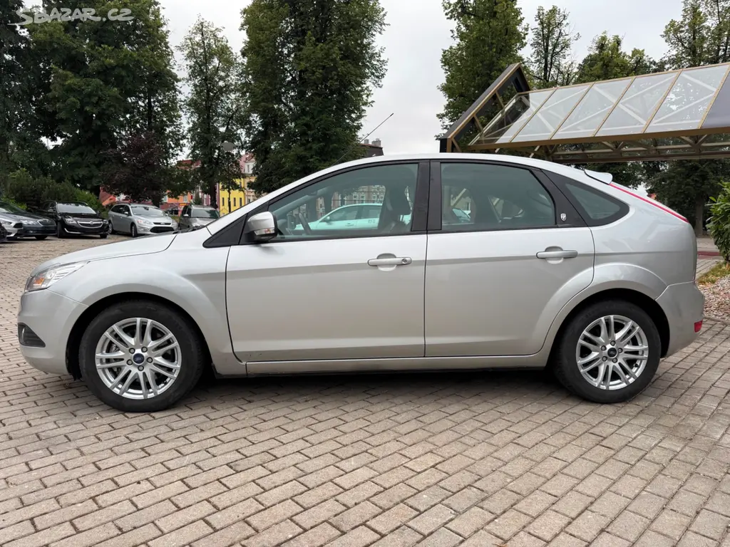 FORD FOCUS II 2.0i 107kW GHIA*HATCHBACK*KŮŽE*PANOR - fotka 4