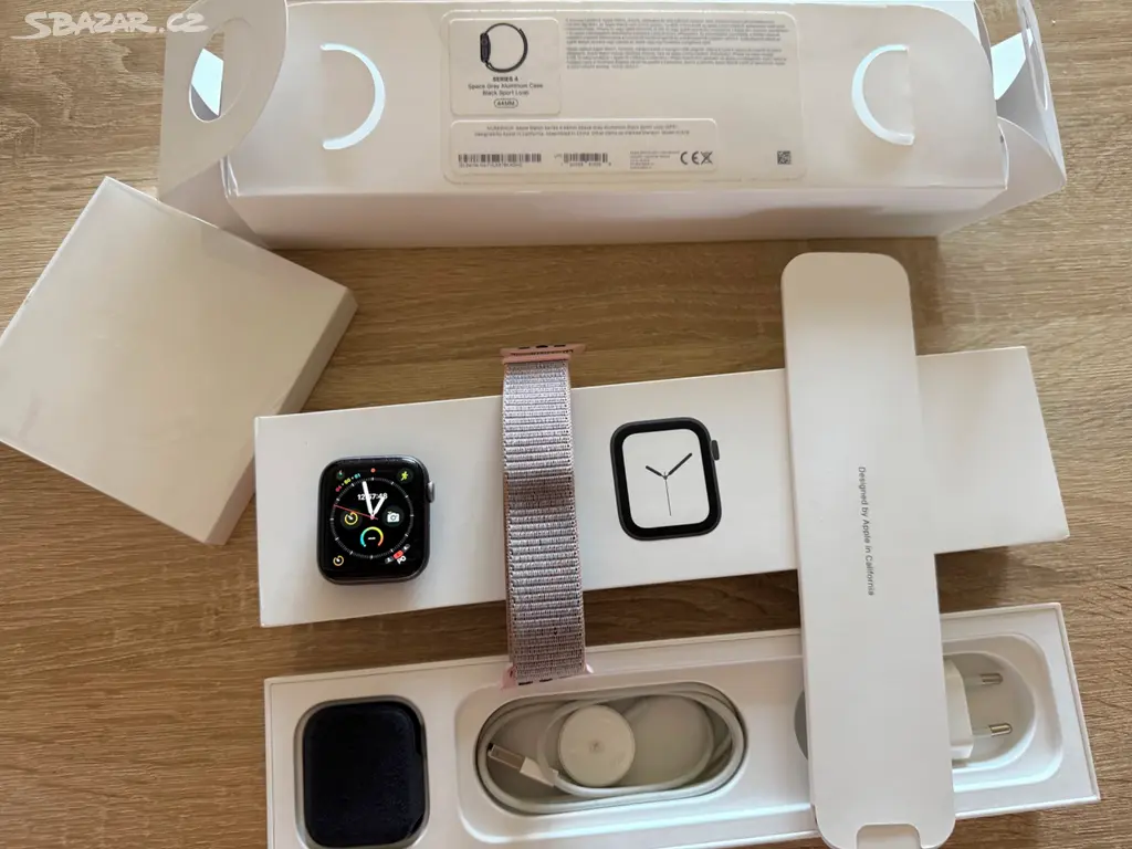 Náhled: Apple Watch Series 4 44 mm, Space Gray