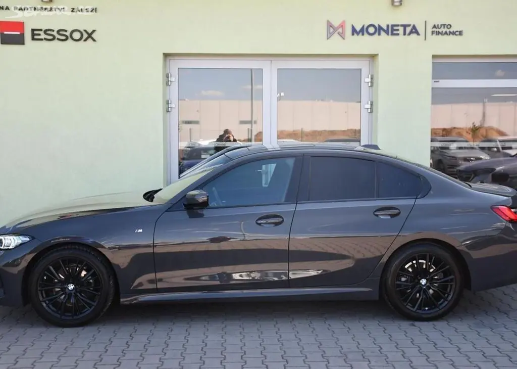 BMW Řada 3 320d xDrive M-SPORT 140 kw1 - fotka 2