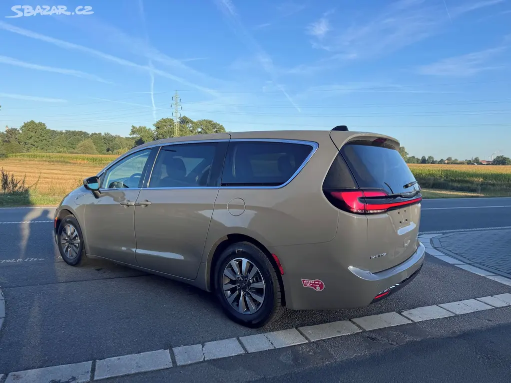 Chrysler Pacifica 3,6 Hybrid Radar Limit 2023 DPH - fotka 3