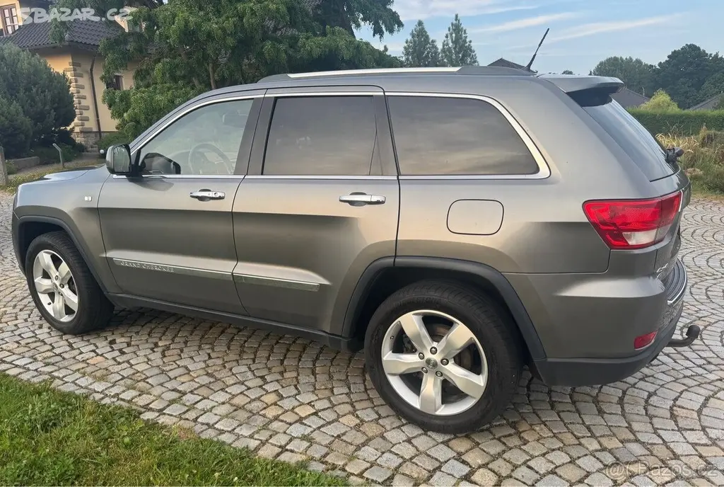 Jeep Grand Cherokee 3,0 Overland SUMMIT CRD 177 - fotka 2
