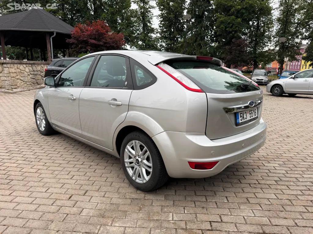 FORD FOCUS II 2.0i 107kW GHIA*HATCHBACK*KŮŽE*PANOR - fotka 5