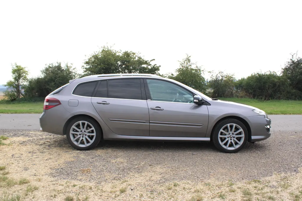 Renault Laguna 2.0 dCi, 127 kW, r.v. 2014, tažné - fotka 6