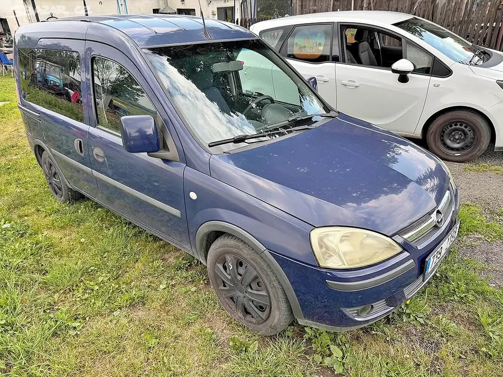 Automobil