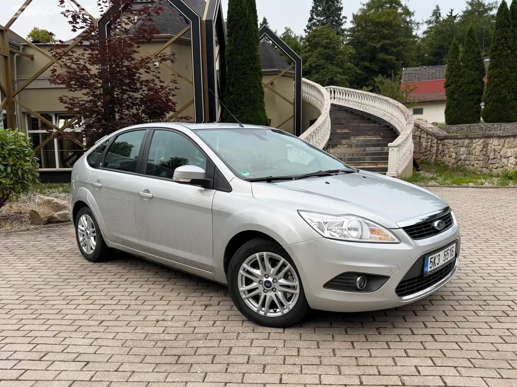 FORD FOCUS II 2.0i 107kW GHIA*HATCHBACK*KŮŽE*PANOR