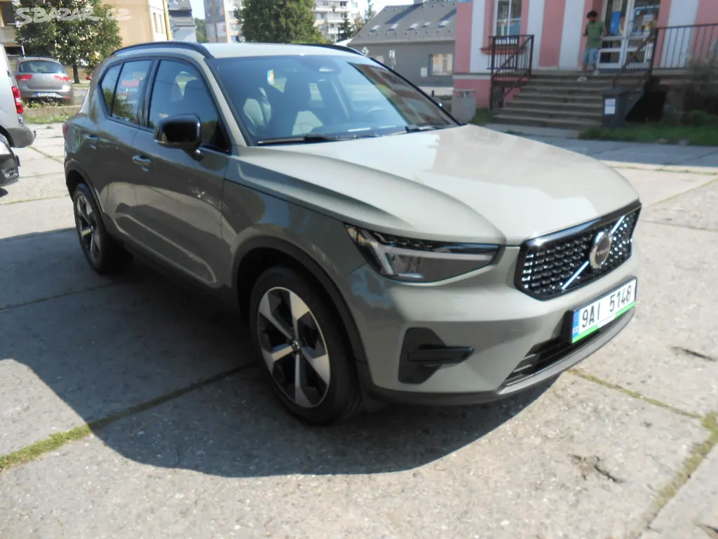 Volvo XC40 B3 120kW PLUS DARK DCT