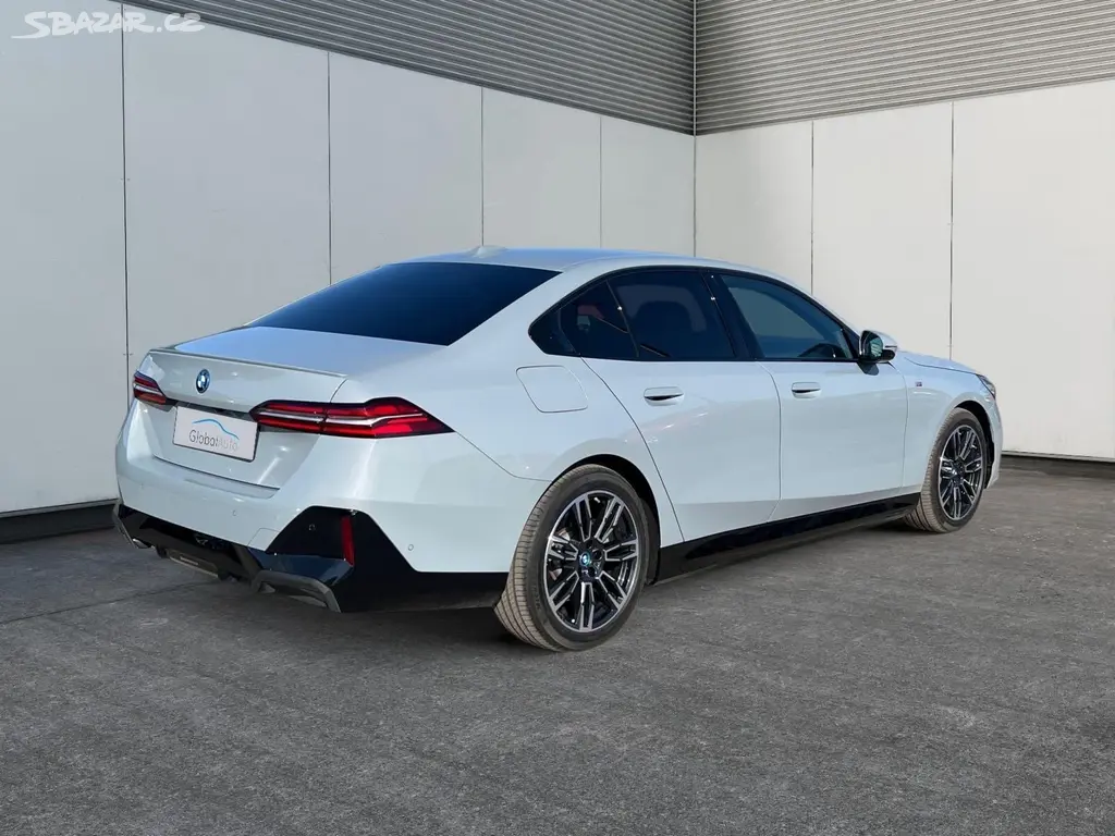 BMW Řada 5, 550e 360kW M-SPORT KŮŽE CZ DPH - fotka 5