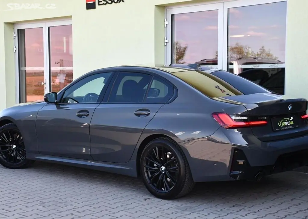BMW Řada 3 320d xDrive M-SPORT 140 kw1 - fotka 3