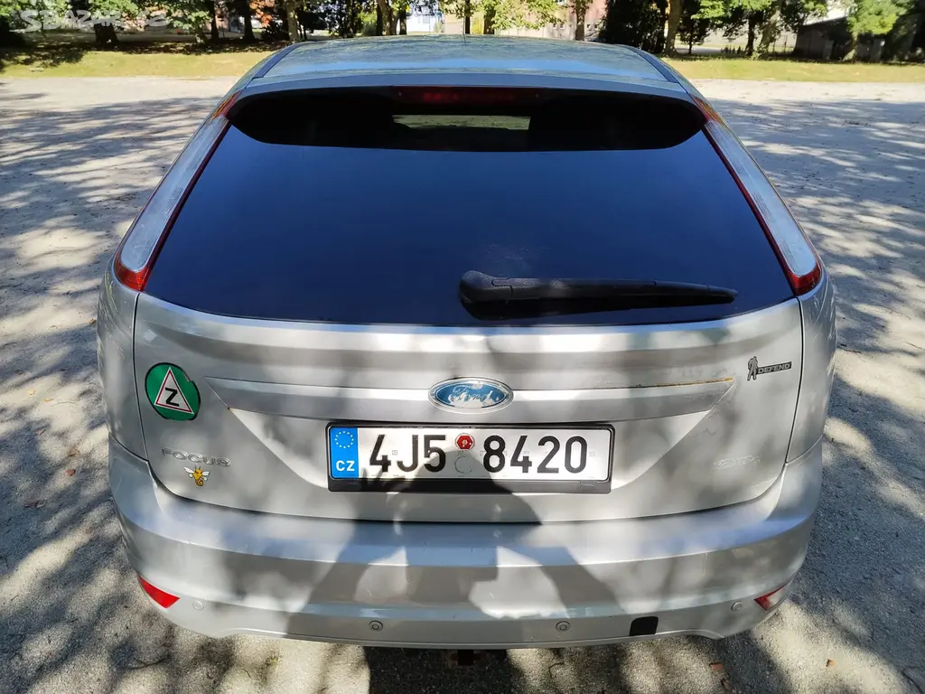 Ford Focus II 1.6 74 kW hatchback r.v. 2008 - fotka 6