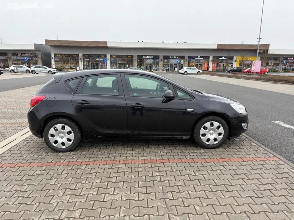 Opel Astra 1.4 16V ČR naj. 145t - fotka 2