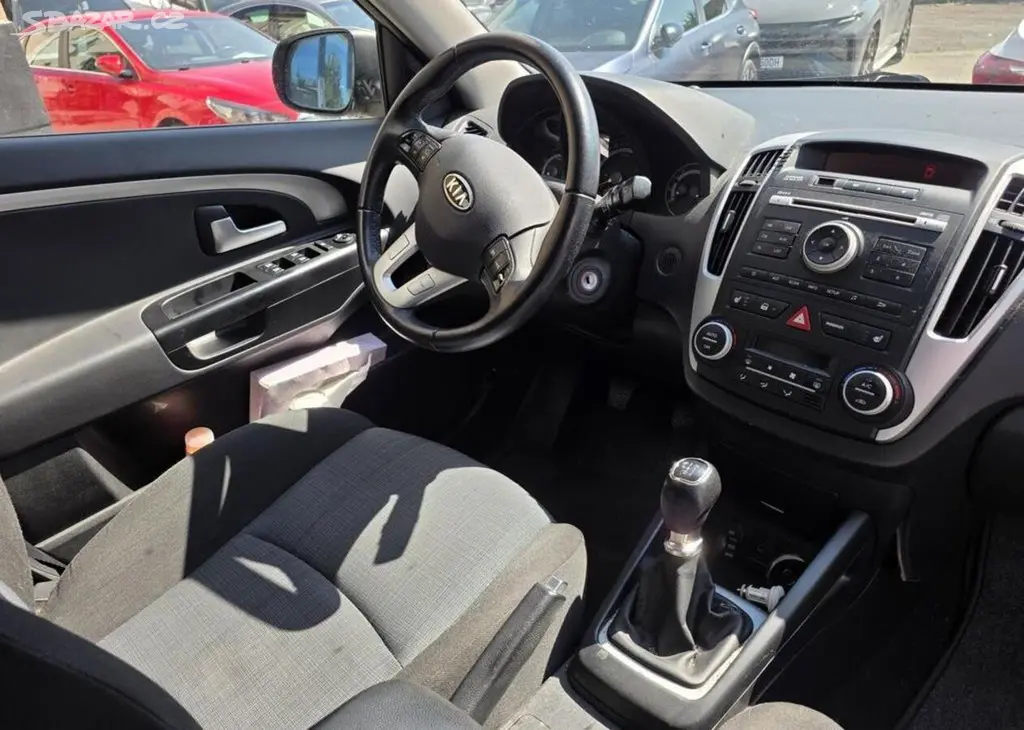 Kia Cee´d 1.4-NÍZKÉ KM-ZACHOVALÝ STAV - fotka 3
