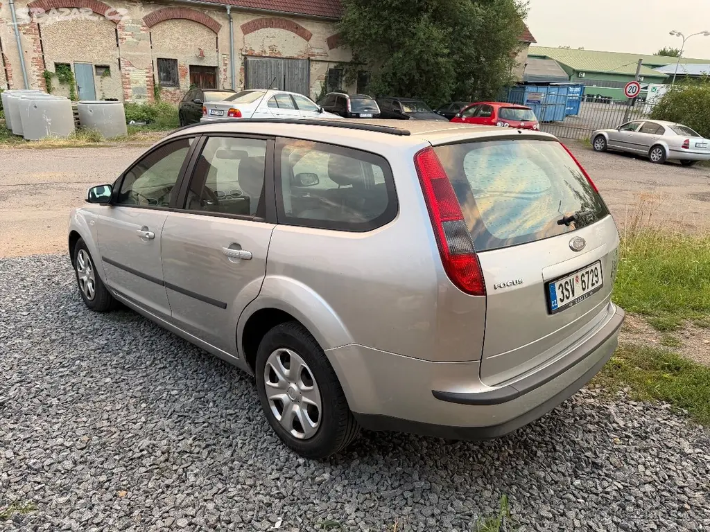 Ford Focus 1.6i 74 kW combi - fotka 5