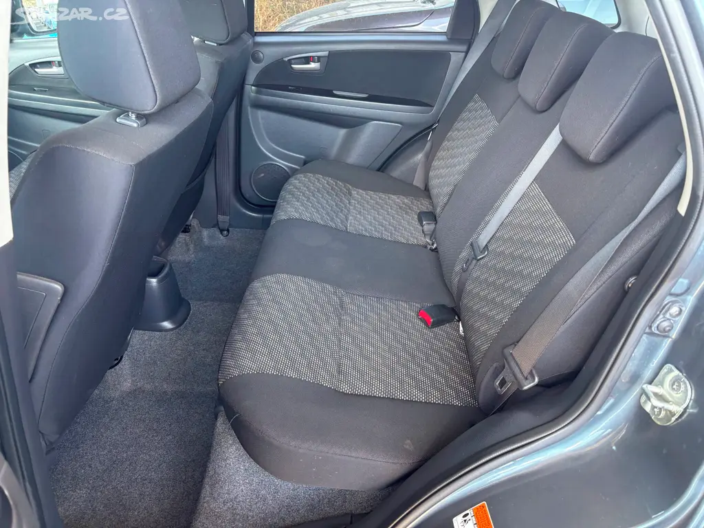 Suzuki SX4 1.6i, vyhřívaná sedadla, aut. klima - fotka 6