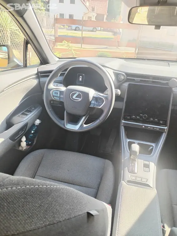 Lexus lbx - fotka 5