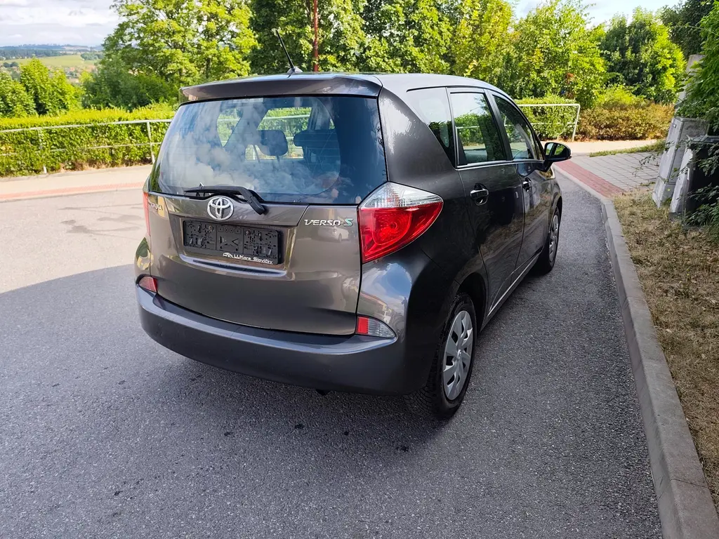 TOYOTA VERSO S 1.3 VVTi 73KW,ROK [telefon skryt] KM - fotka 4